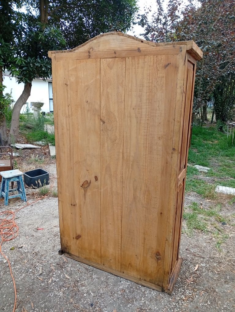 Móvel rústico com portas em rede