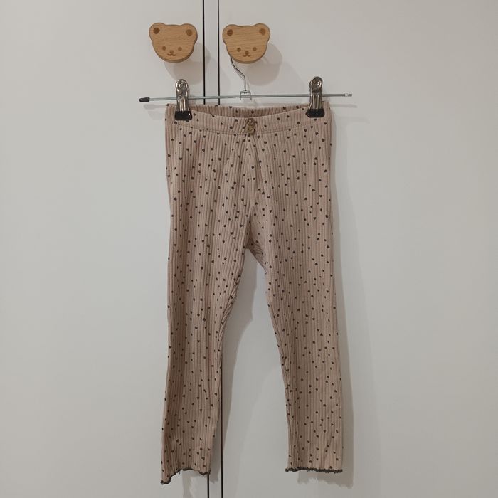 Beżowe prążkowane legginsy 104 h&m bawełniane w serduszka