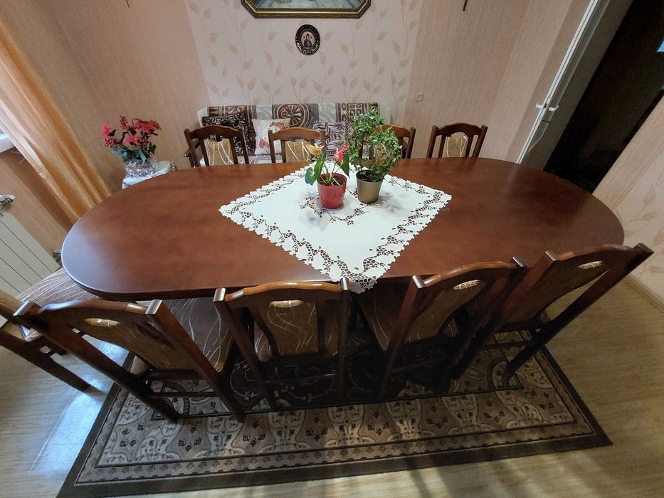 Stół plus 6 sztuk krzeseł