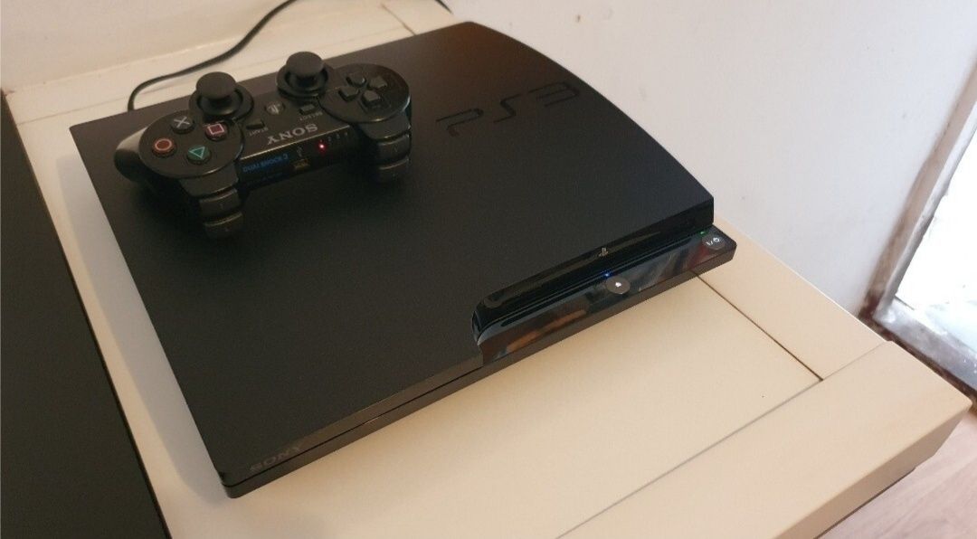 Sprzedam konsolę Sony PlayStation 3 slim.   + 10 gier.