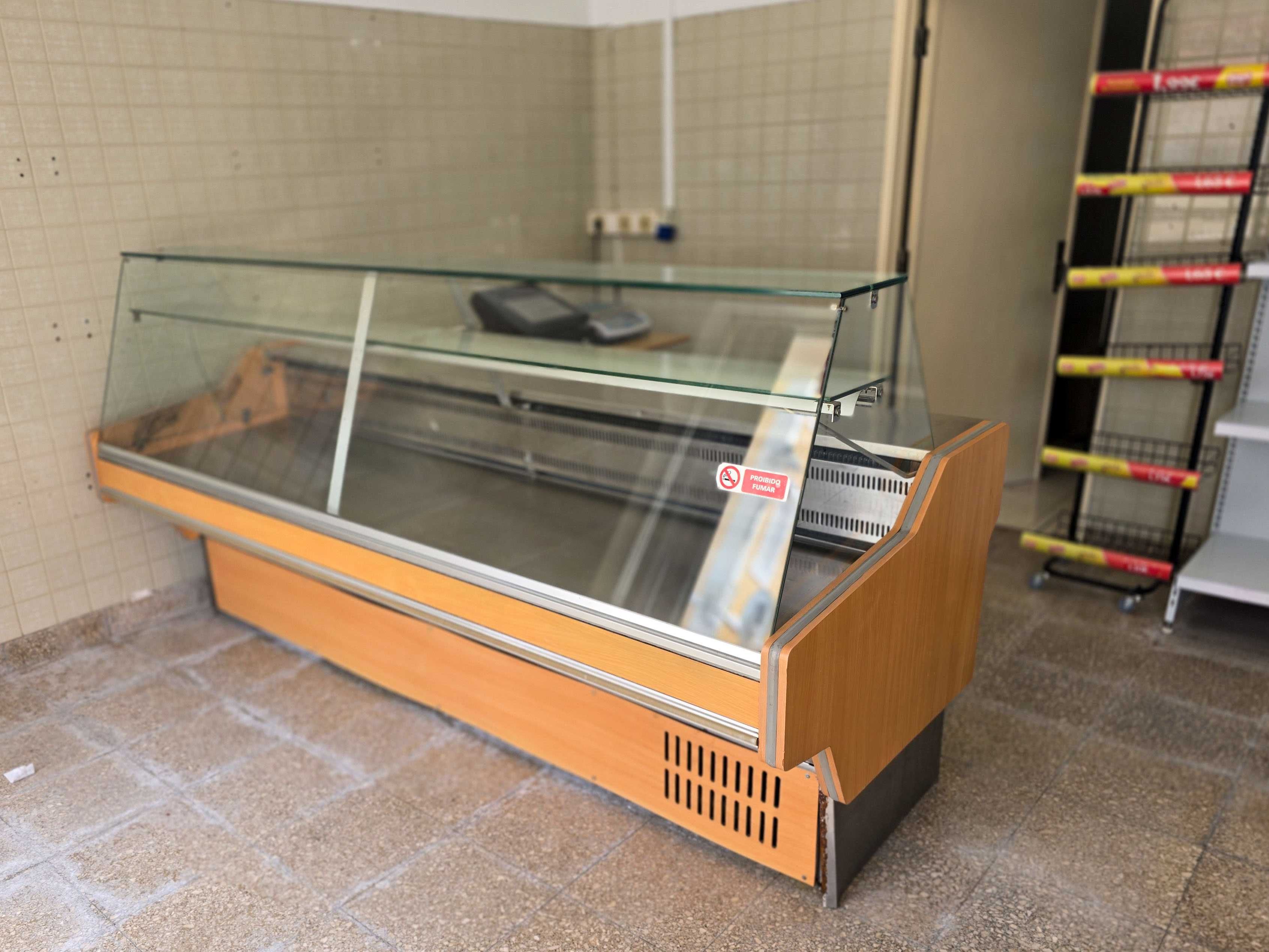 Vitrine / montra refrigerada, com 4 gavetas de frio – 240cm