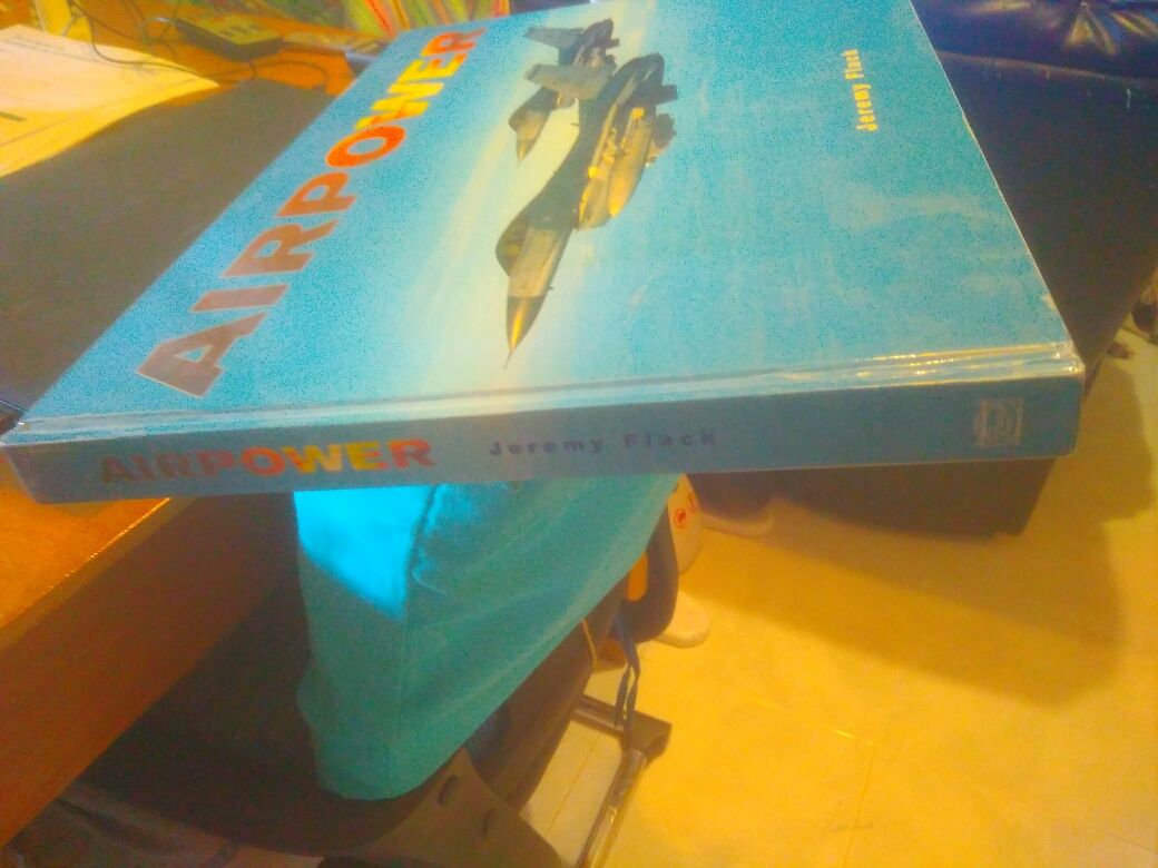 Livro gigante de aviões militares