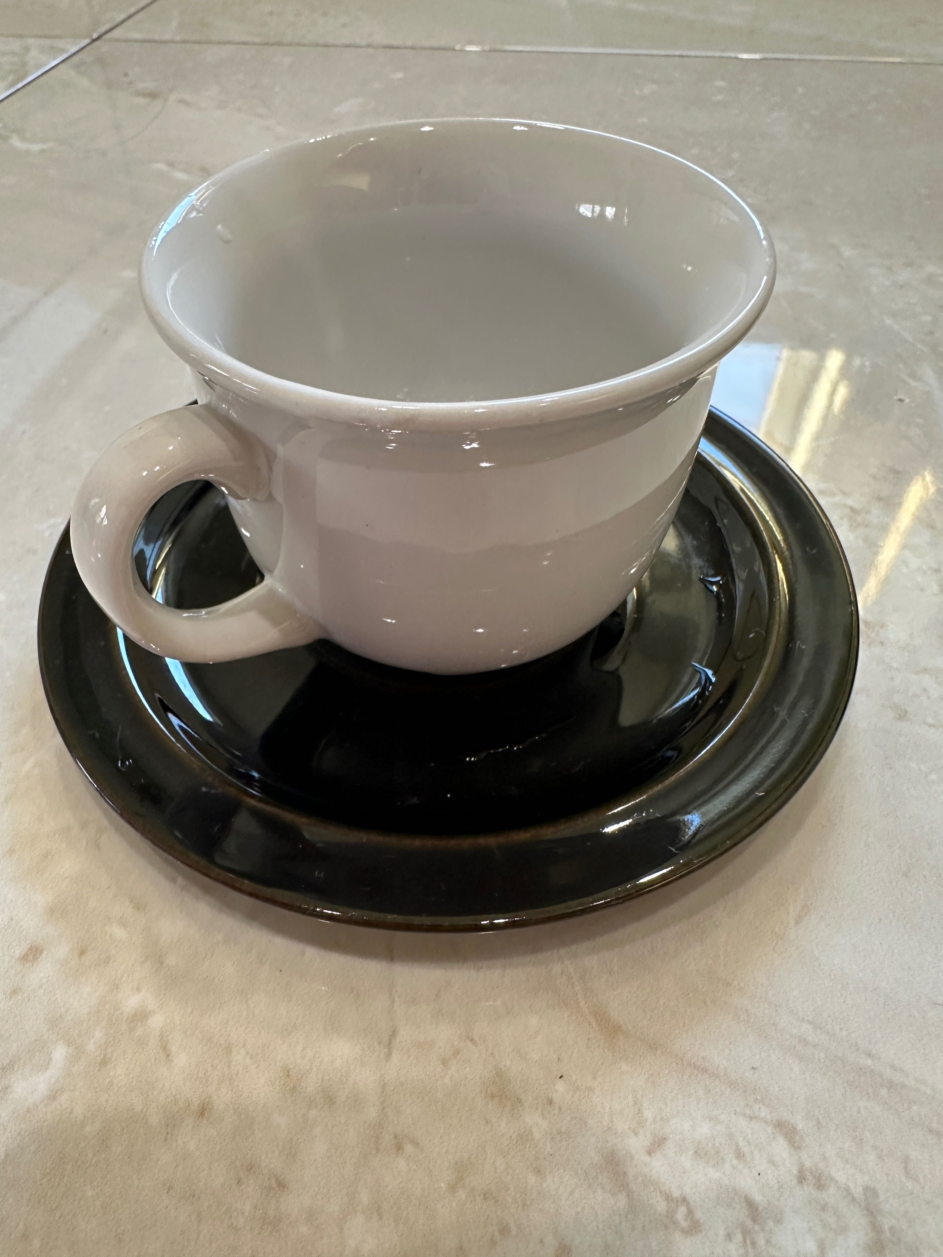 Komplet filiżanek z talerzykami z porcelany