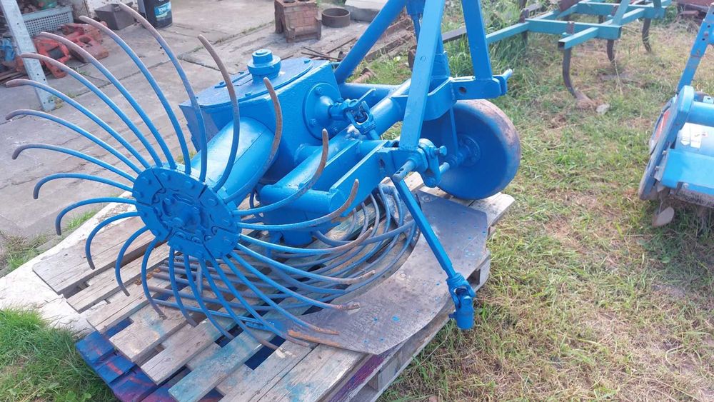 Картоплекопачка , копалка, копачка , вертушка .