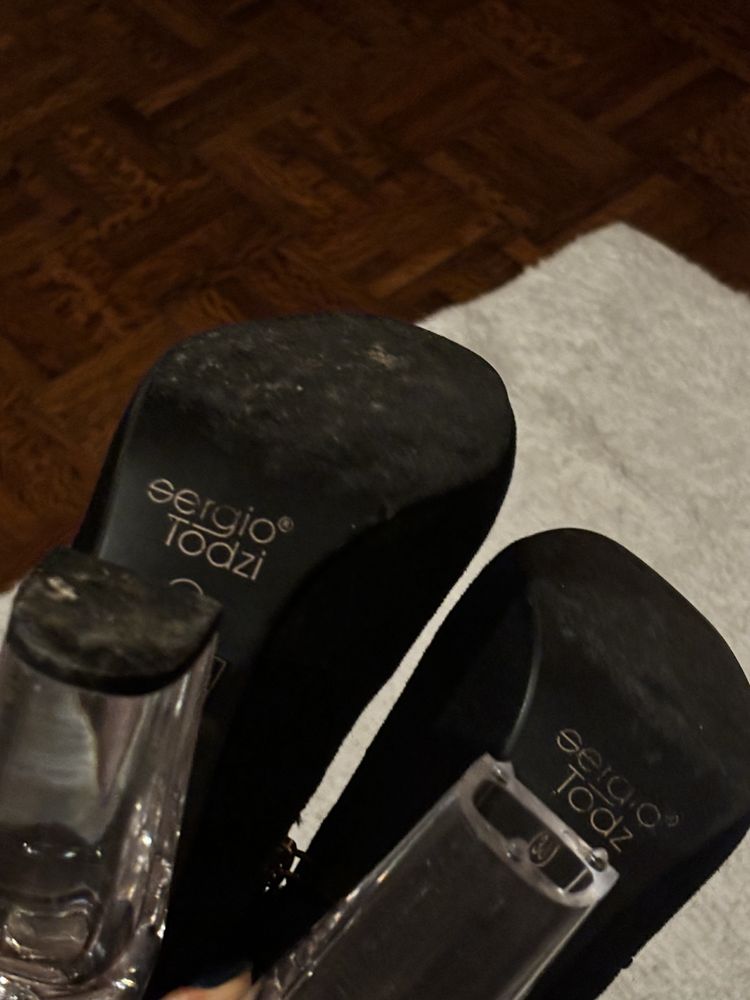 Botas pretas acima de joelho
