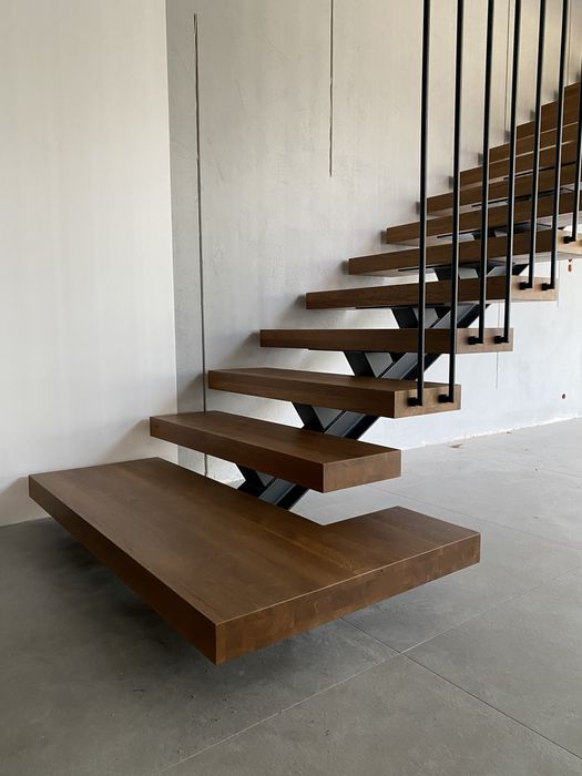 Schody Drewniane Na Konstrukcji Stalowej, metalowa belka centralna