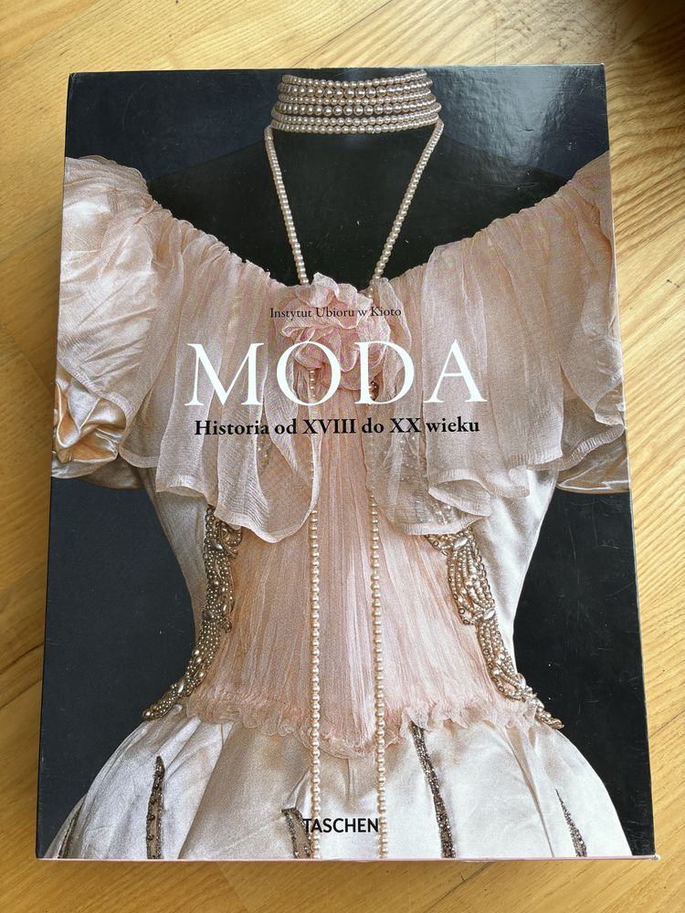 Moda. Historia od XVIII do XX wieku. Instytut Ubioru w Kioto tom 1 i 2