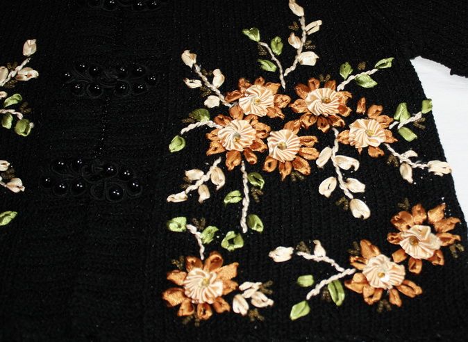 Жилет вязаный с ручной вышивкой лентами