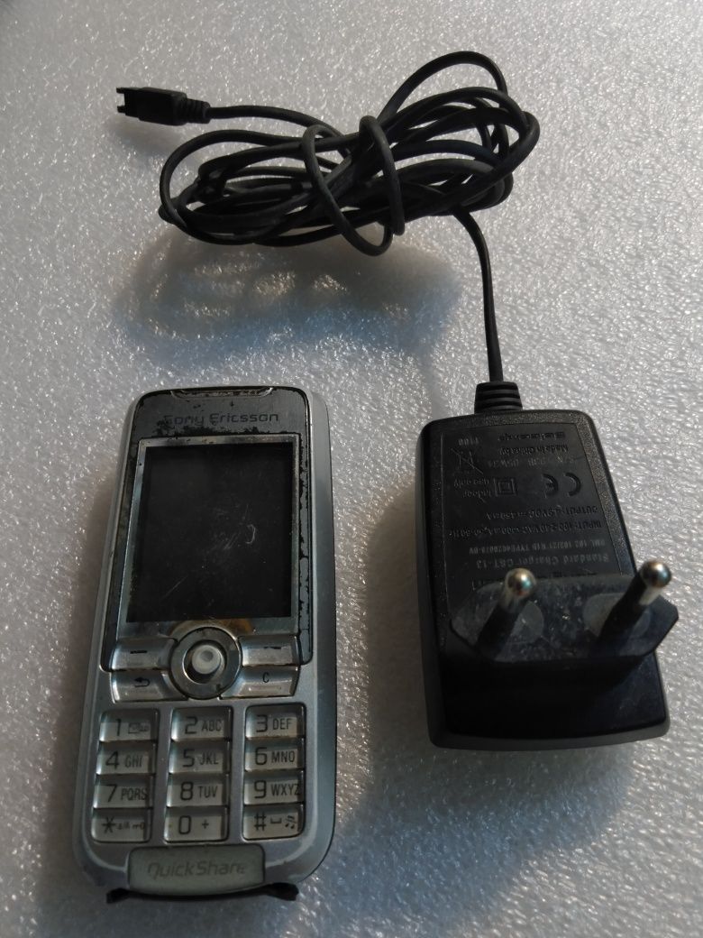 Telefon Sony Ericsson i ładowarka oldscull