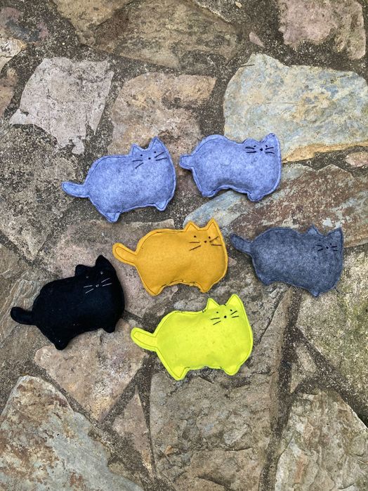 gatinhos de tecido decorativos feitos à mão