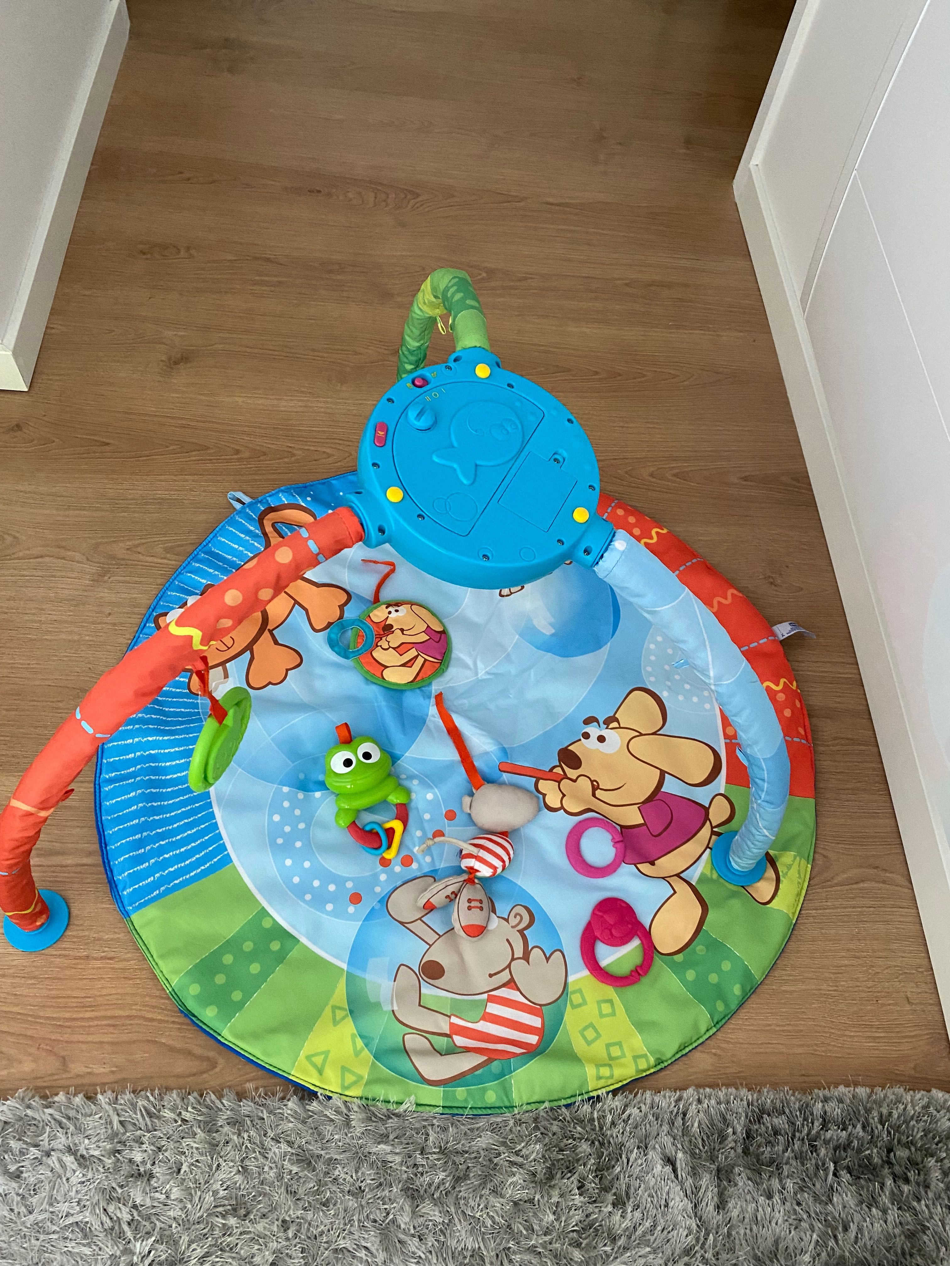 Cama Complete de bebe com os brinquedos