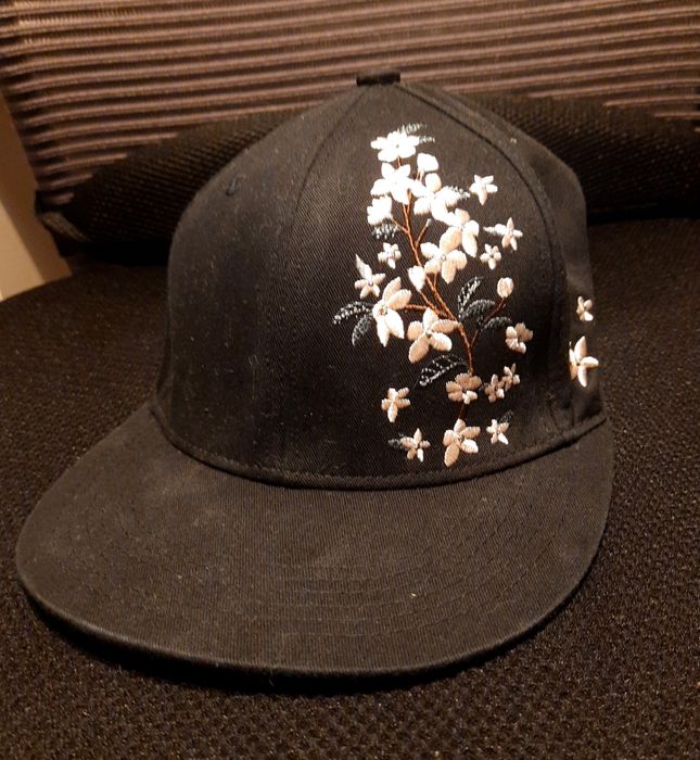 W stylu Snapback czapka czarna z kwiecistym haftem z house
