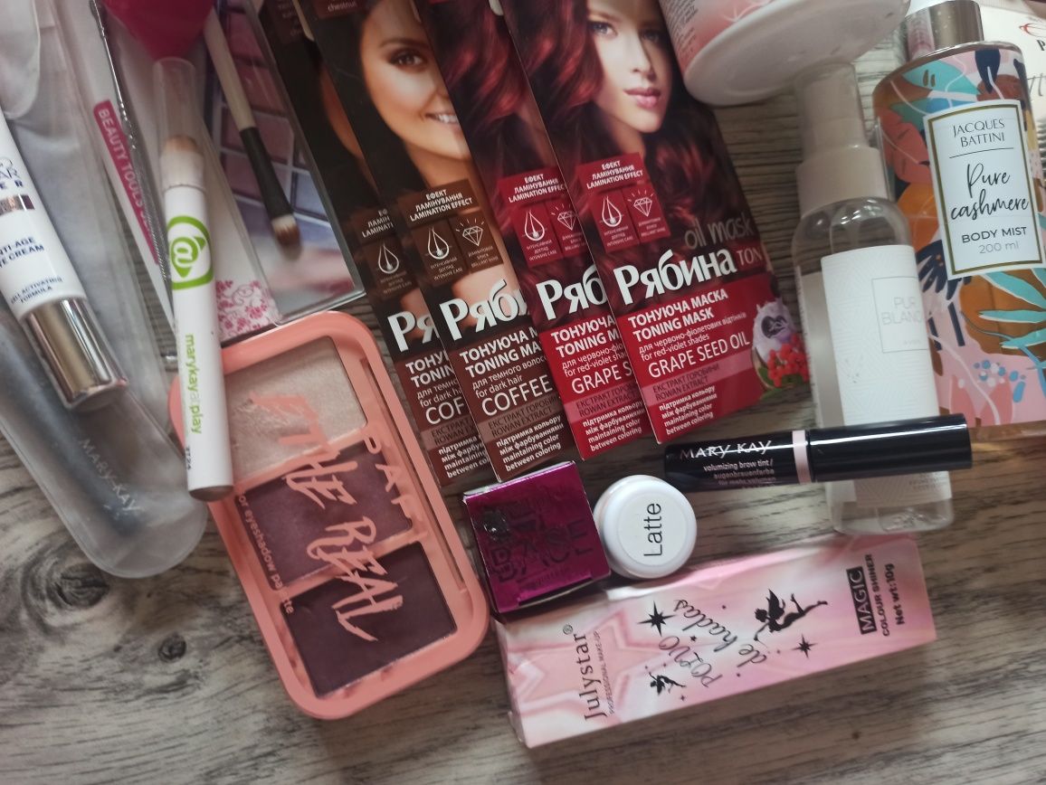 Косметика. Стойкие помады, духи Mary kay, набор для бровей