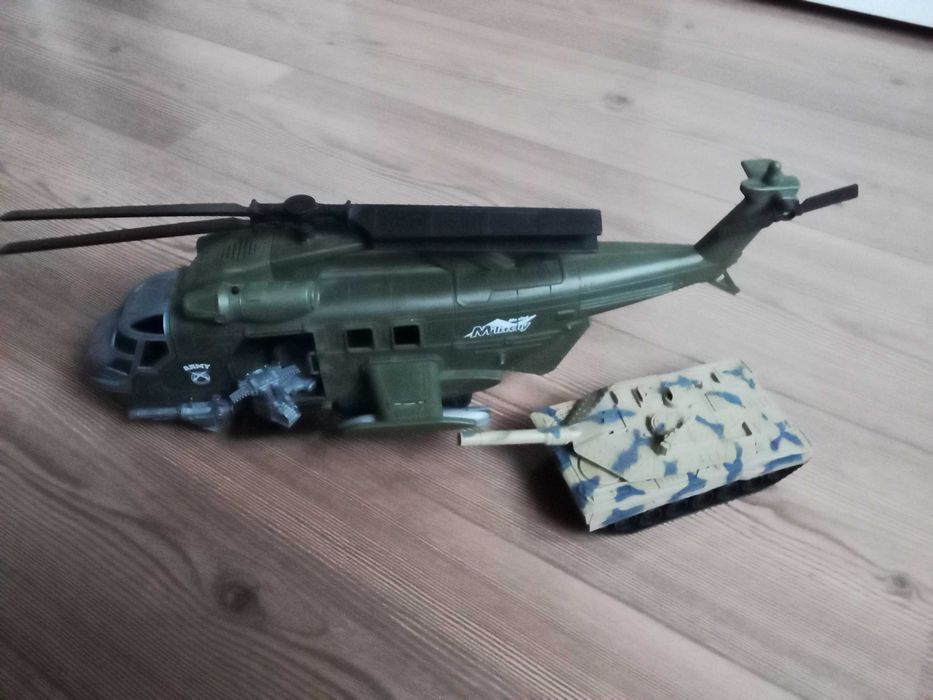 Helikopter wojskowy na kółkach i czolg