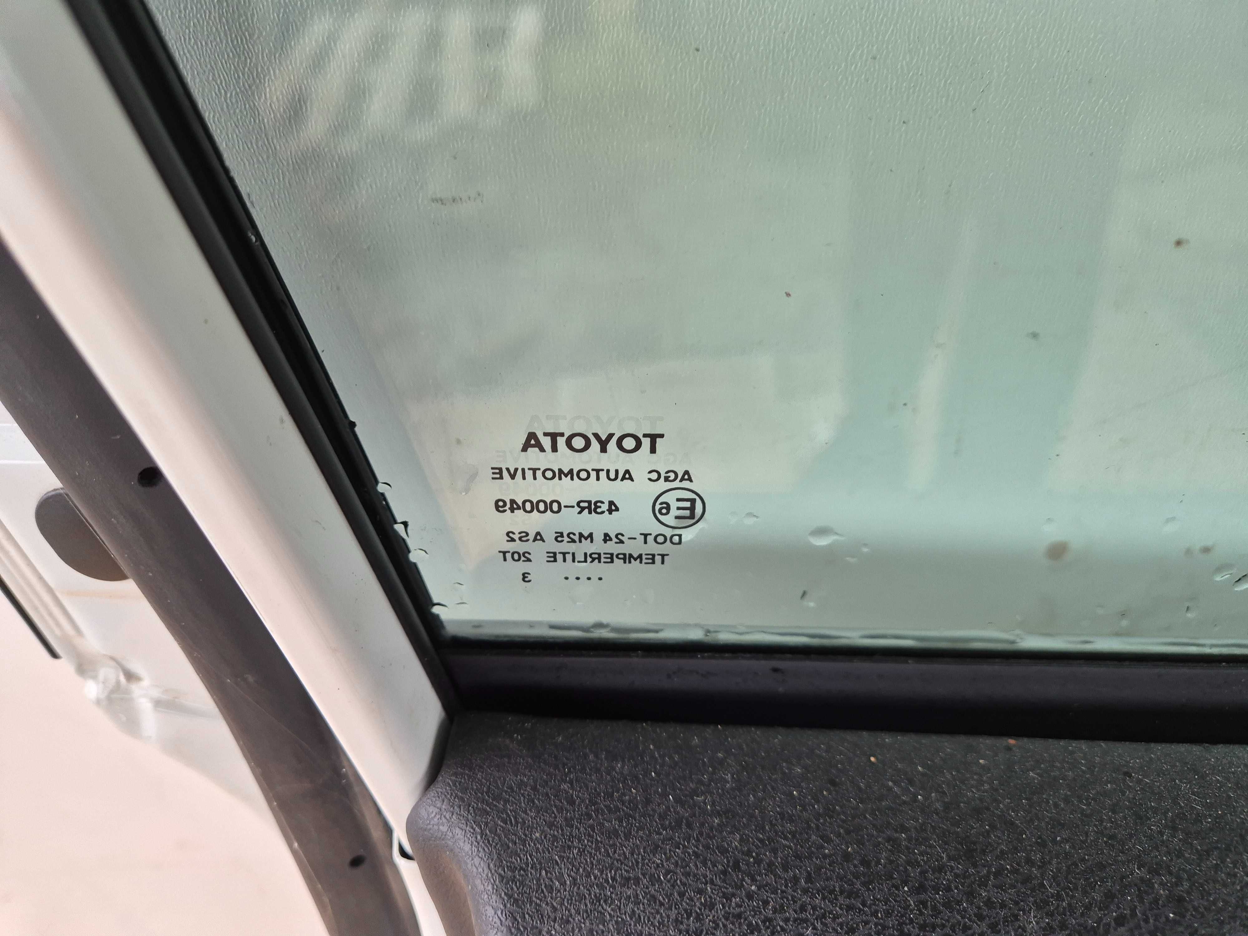 Toyota Auris II drzwi lewe przednie przód 070.