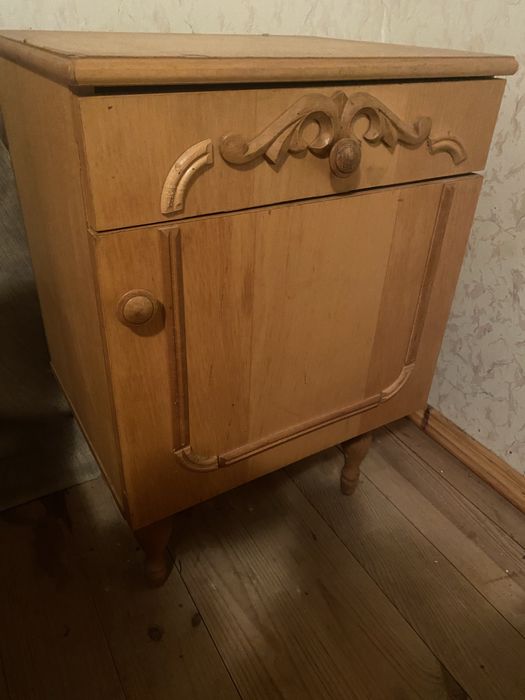 Меблі 90-х. Двоспальне ліжко та дві тумбочки.