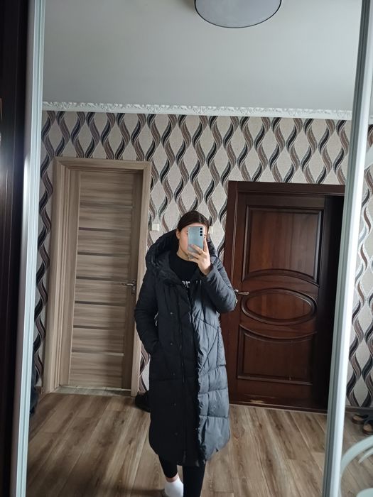 Довгий зимовий пуховик
