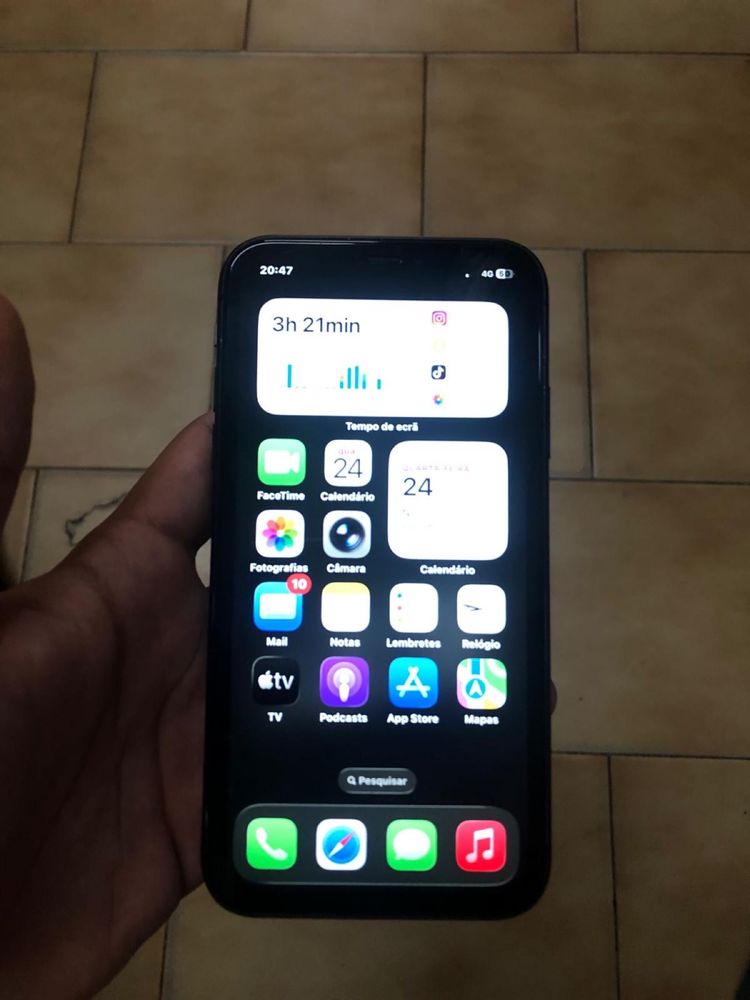 Iphone 11 com o vidro de traz partido