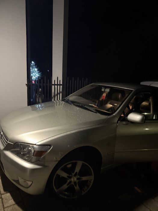 Lexsus is 200  silnik 2.0 sedan