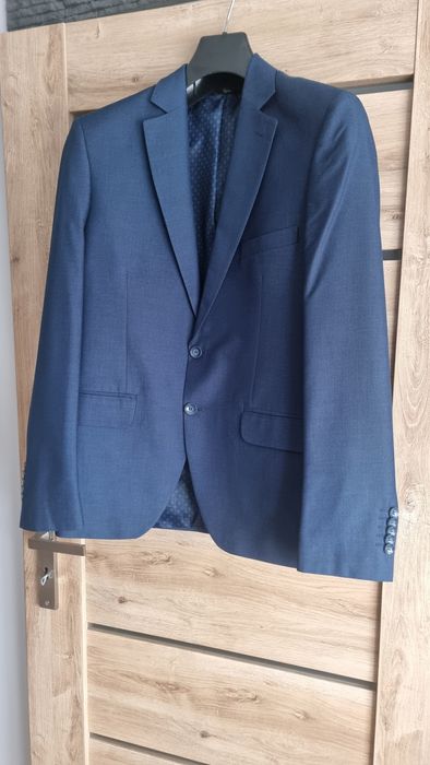 Garnitur męski, koszula gratis.