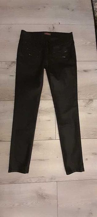 Woskowane spodnie damskie, niski stan .Clockhouse