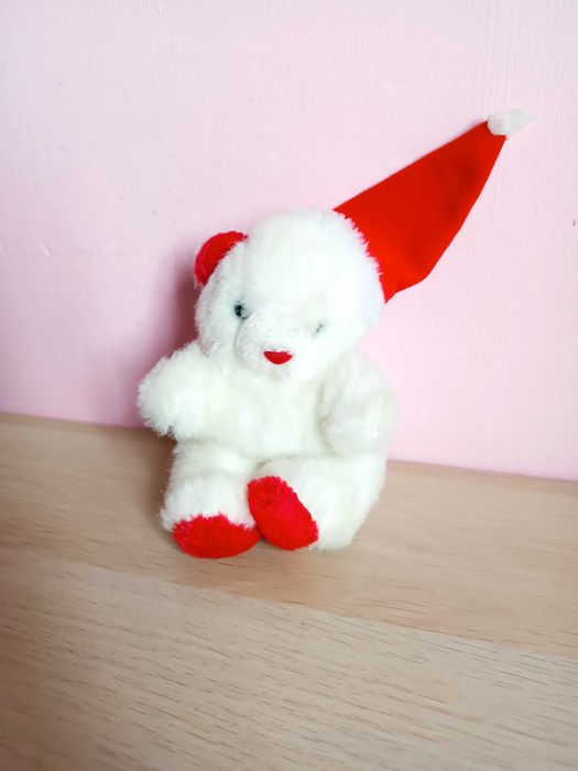 Maskotka świąteczna  biały miś w czapce  14 cm