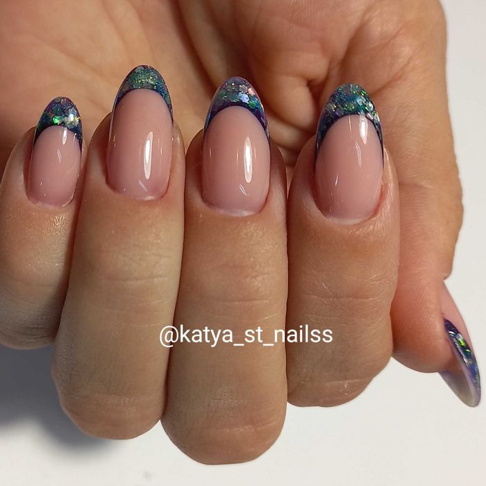 Манікюр, педикюр, нарощування нігтів