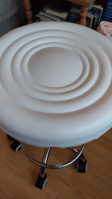 Taboret fryzjerski na kołkach