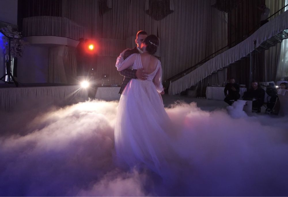 Тяжелый дым. Холодные фонтаны. Важкий ,низкий дым на свадьбу.