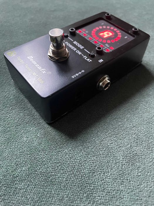 Tuner gitarowy podłogowy