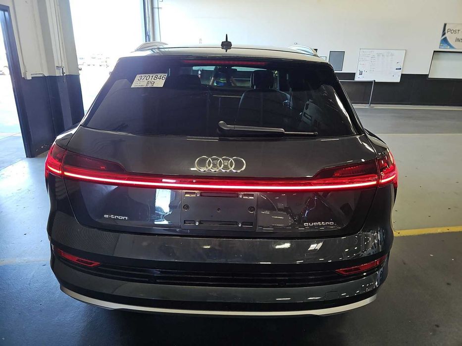 Audi e-tron Premium Plus 2022 ауди