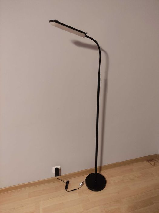 Czarna lampa podłogowa LED z pilotem