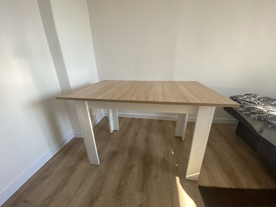 Stół jadalniany z krzeslami