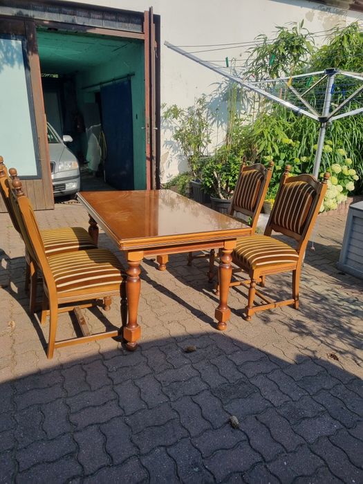 Stół rozkładany i 4 krzesła