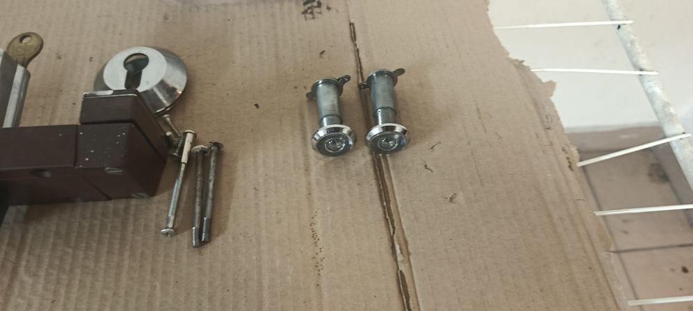 Zamki i szyldy drzwiowe zewnętrzne i wewnętrzne