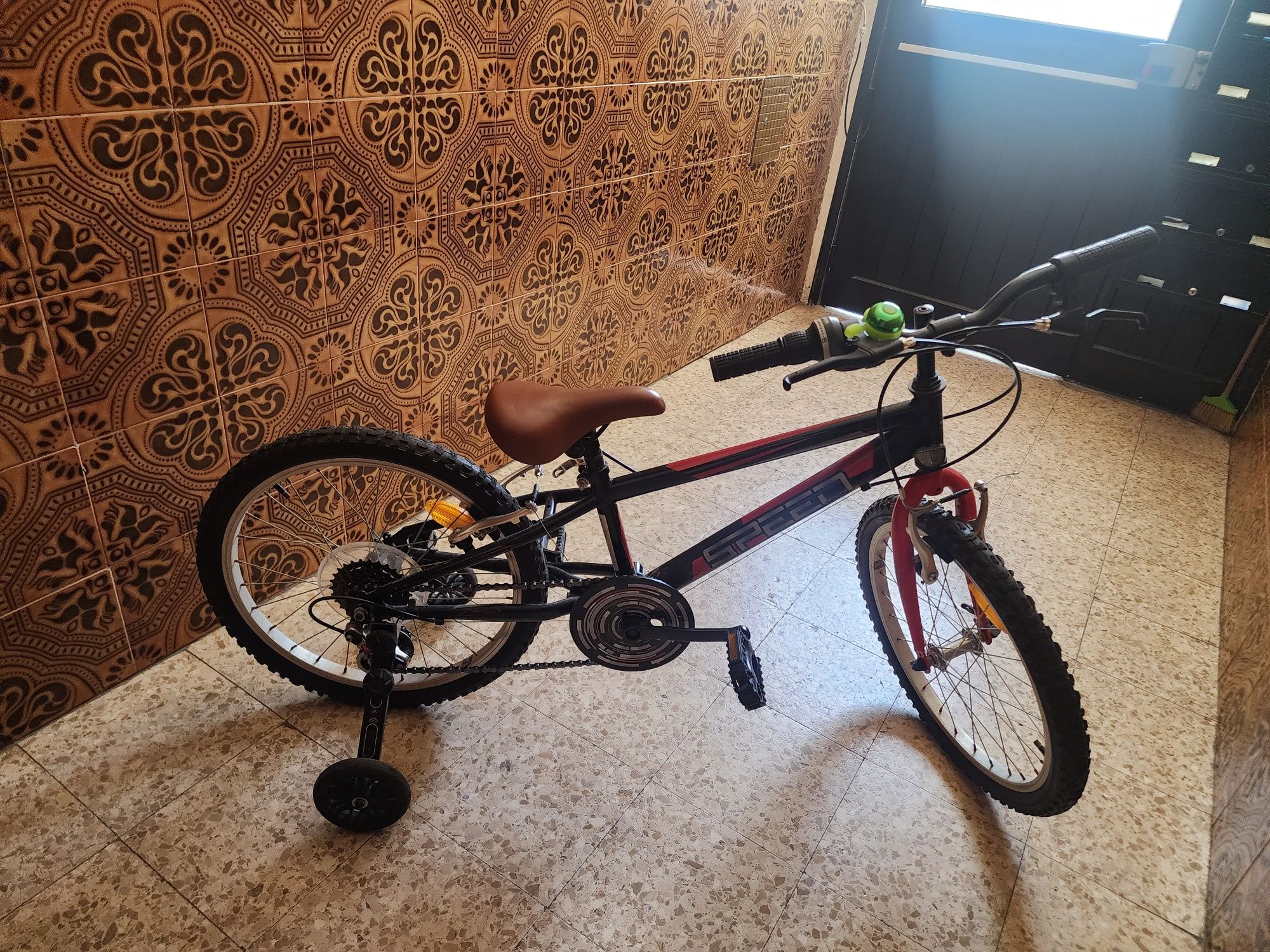 Bicicletas poucos usadas