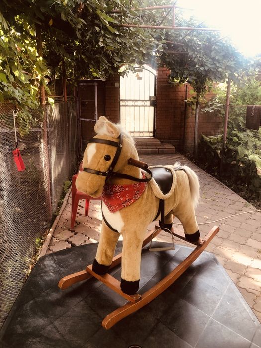 Лошадь- качалка музыкальнавелюровая, для детей 1.0-2.5 года