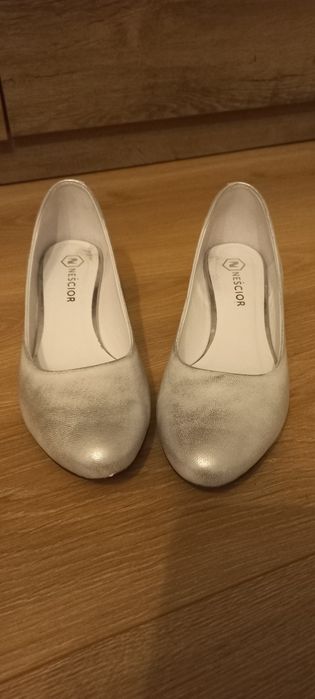 Srebrne czółenka na niskim obcasie Neścior