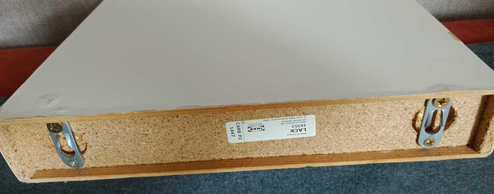 Półka ścienna biała.