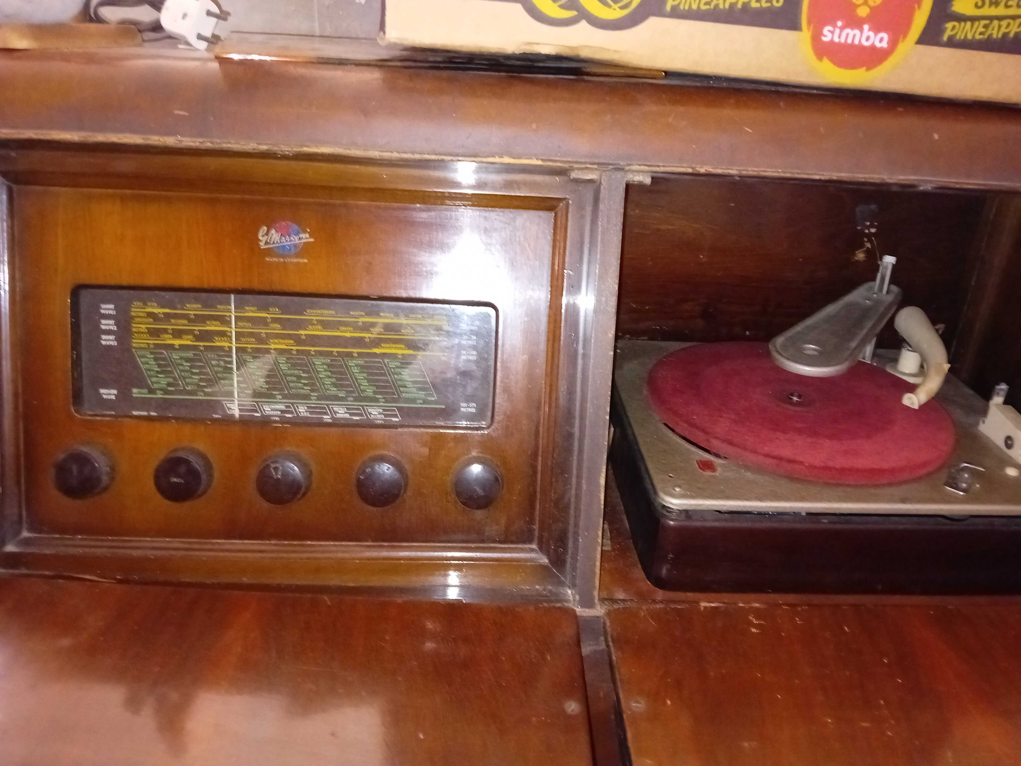 Movel antigo com radio G Marconi e gira discos embutido.