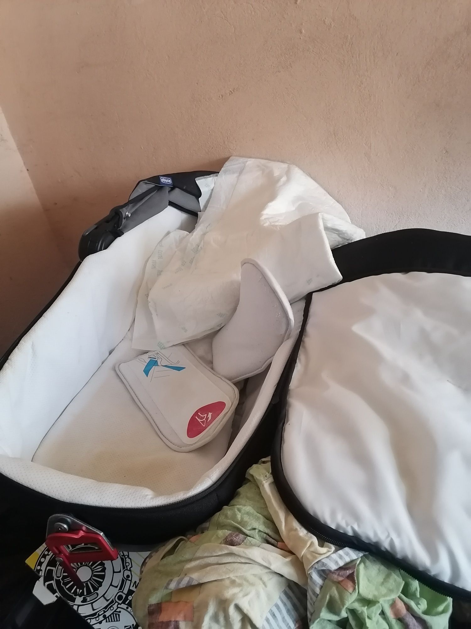Łóżeczko Chicco do auta, gondola, bobas jedzie i śpi na leżąco,Polecam
