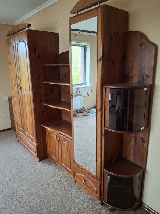 Ліжко, з матрацом 1м*2м,меблева стінка,комод.