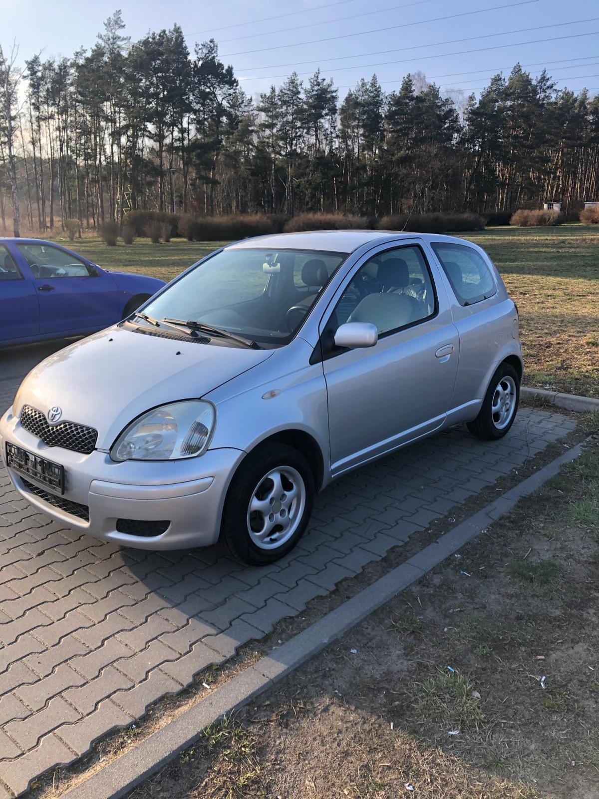 Toyota yaris 1.0 2004 rok