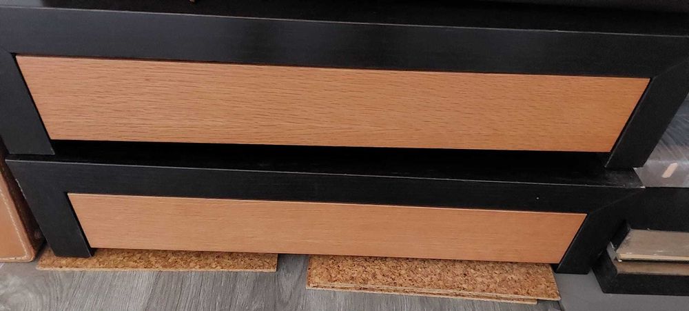 cama japonesa e mesas de cabeceira  em wenge