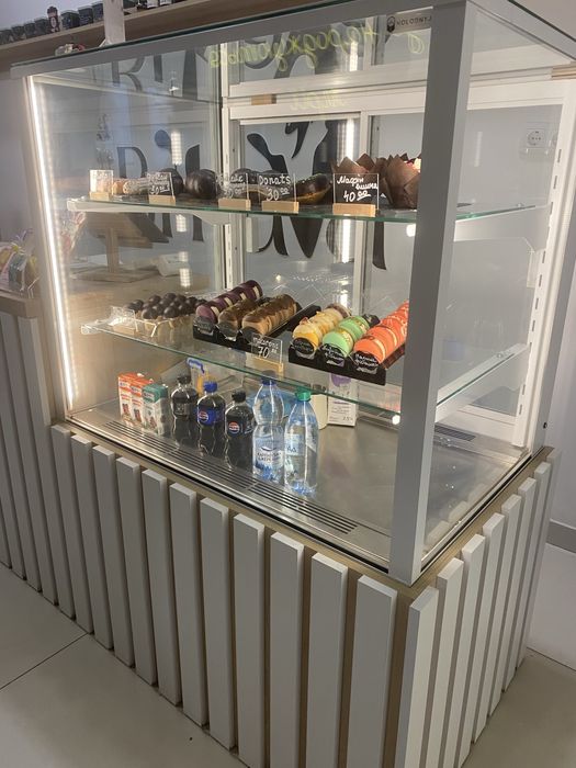 Холодильна кондитерська вітрина