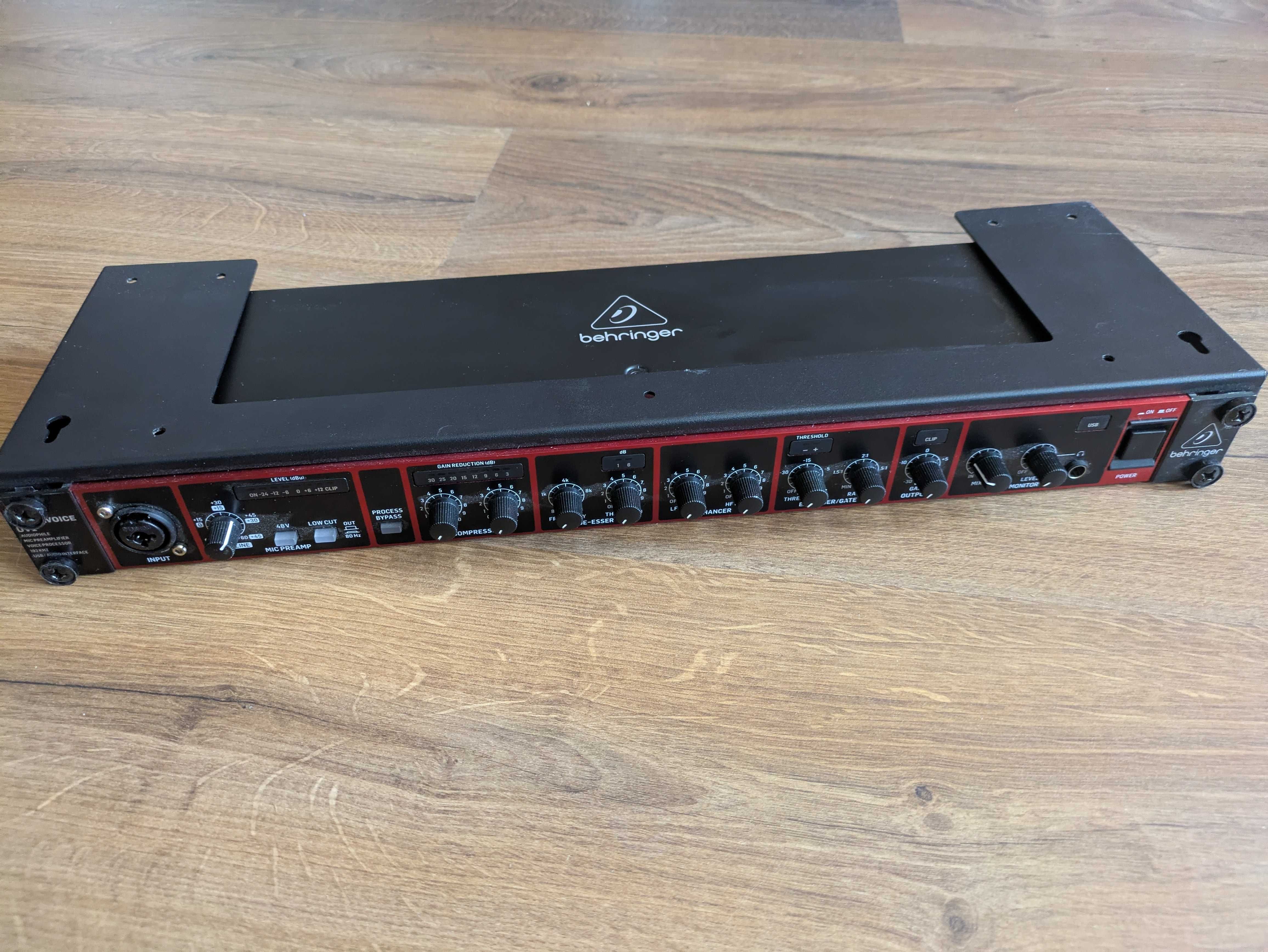 Behringer UV1 Przedwzmacniacz mikrofonowy + reck holder