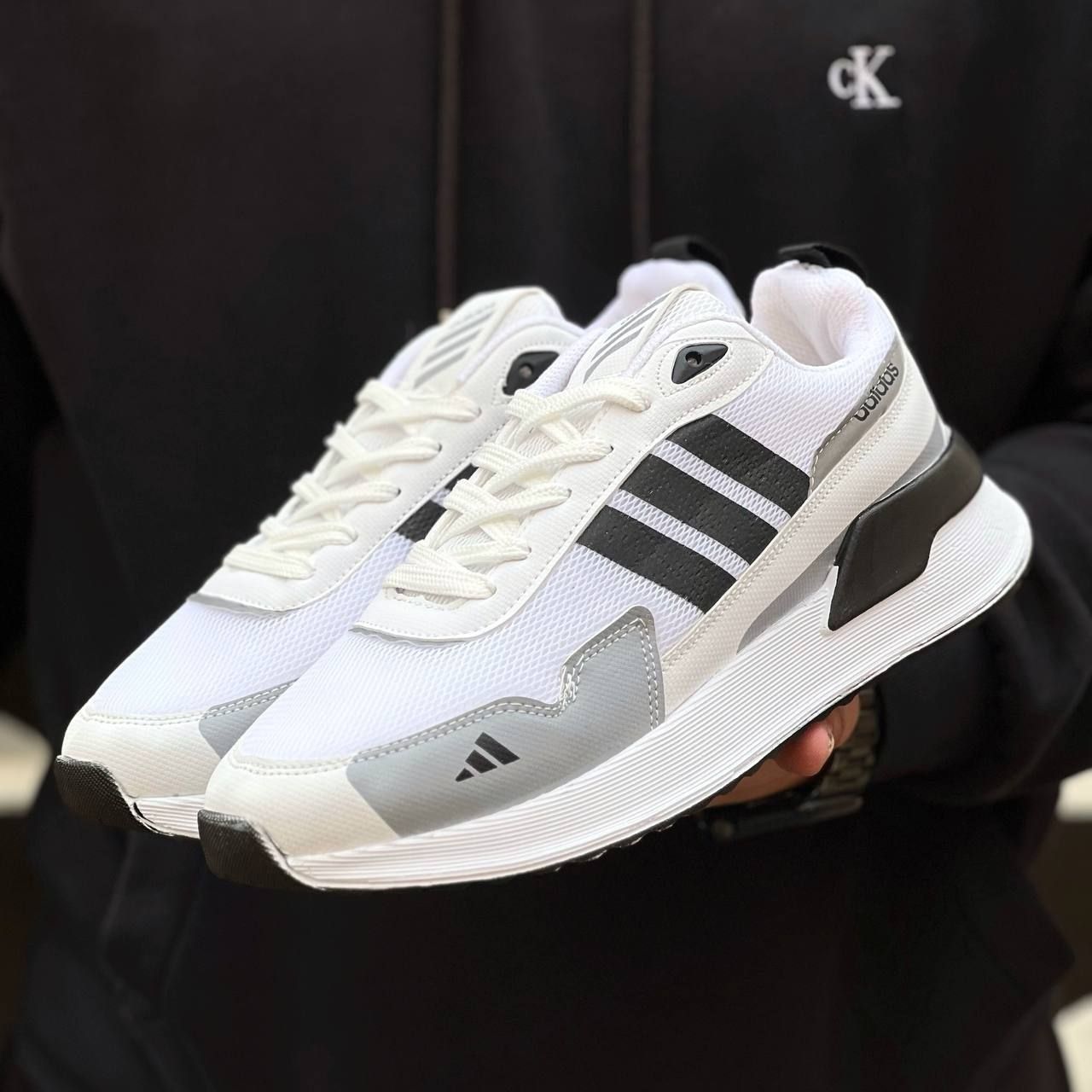 Кросівки Adidas
Розміри: 40(25,5 см), 41(26 см), 42(26,5 см), 43(27,5