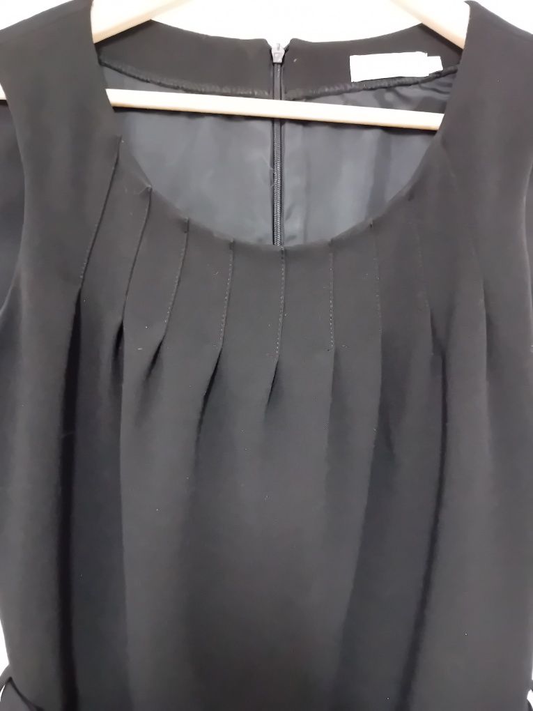 Vestido preto com argolas