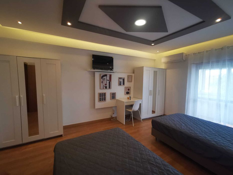 Quarto Individual Premium –  Roupeiro + AC + Varanda XL