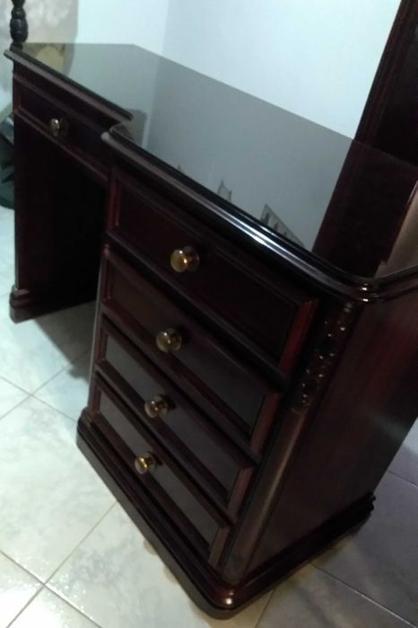 Escrivaninha em madeira trabalhada